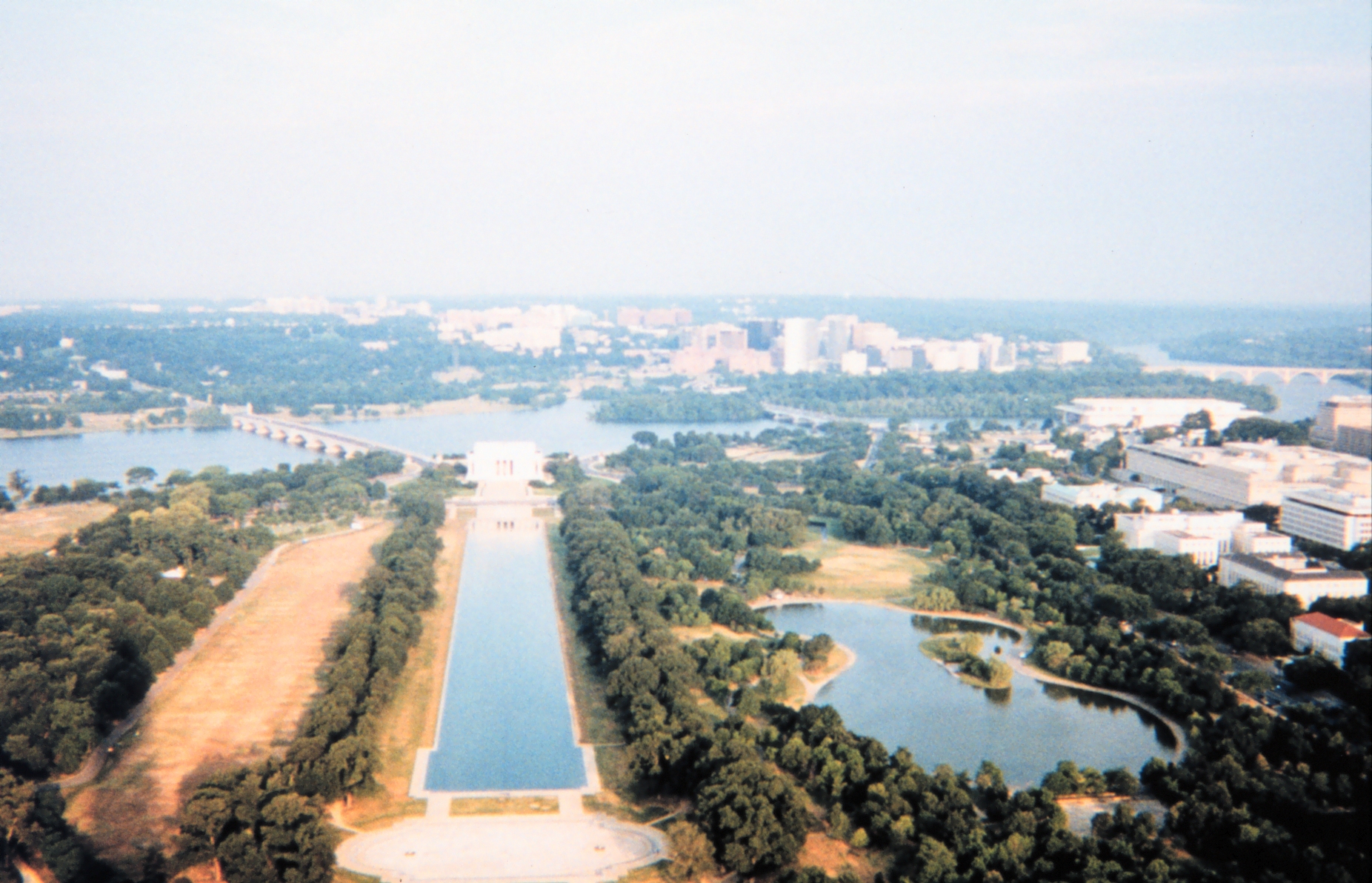 从华盛顿纪念碑俯瞰倒影池与林肯纪念堂 · NOAA / U.S. Department of Commerce (Geodesy Collection, geod0518) · Public domain (U.S. government / NOAA) · 资料图;完整来源见本页许可记录