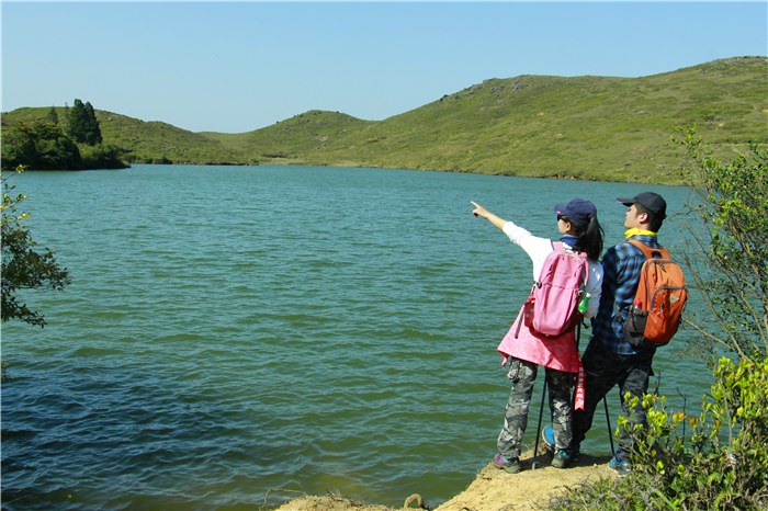 斗湖湖畔与高山草坡实景